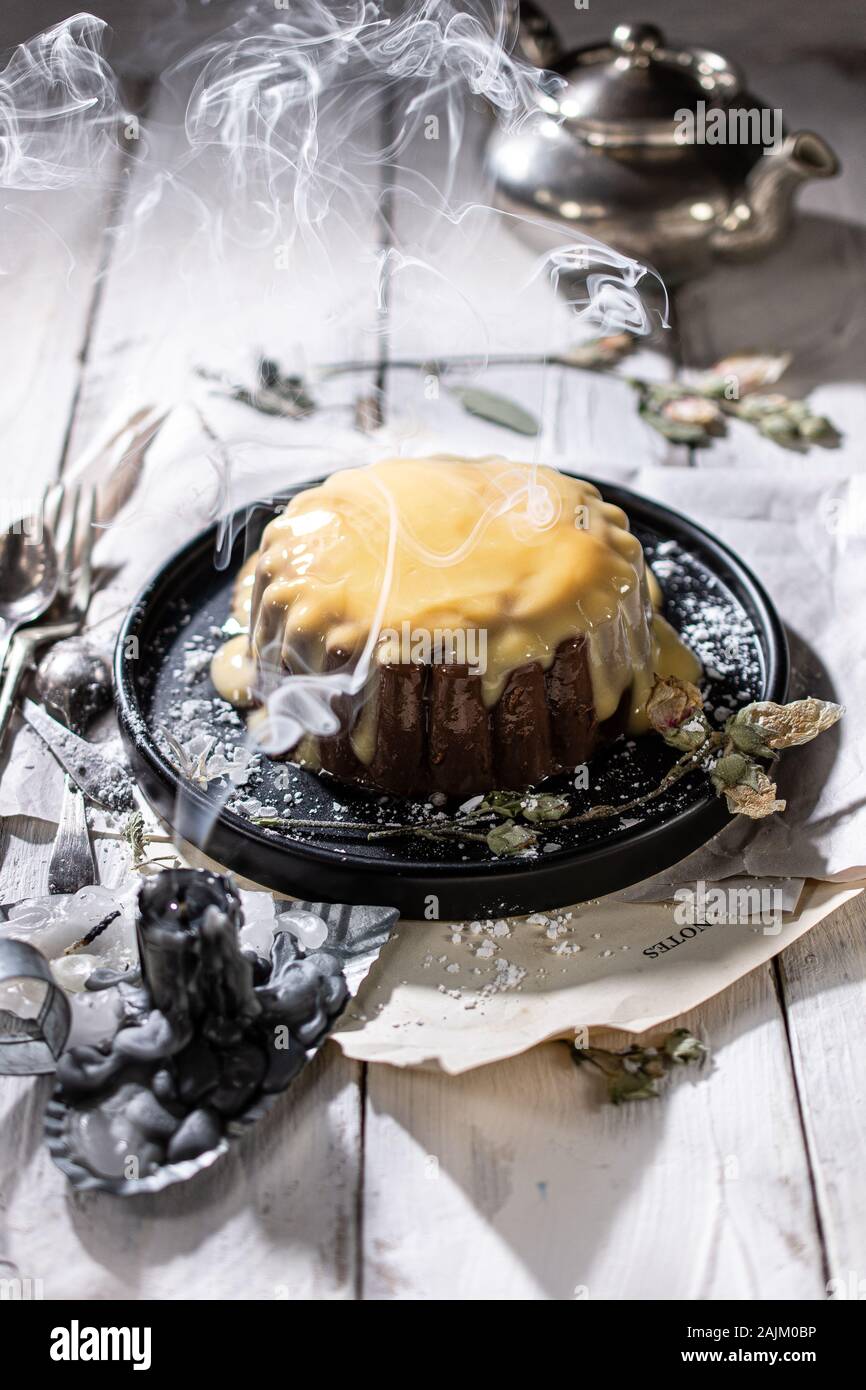 Köstliche Dessert mit schoko Pudding. Foto mit einer Kerze erloschen. Smoky Hintergrund. Gesundes Essen und Trinken Stockfoto