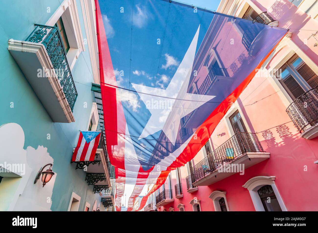 Große Flagge Puerto Rico über der Straße in der Innenstadt von San Juan. Stockfoto