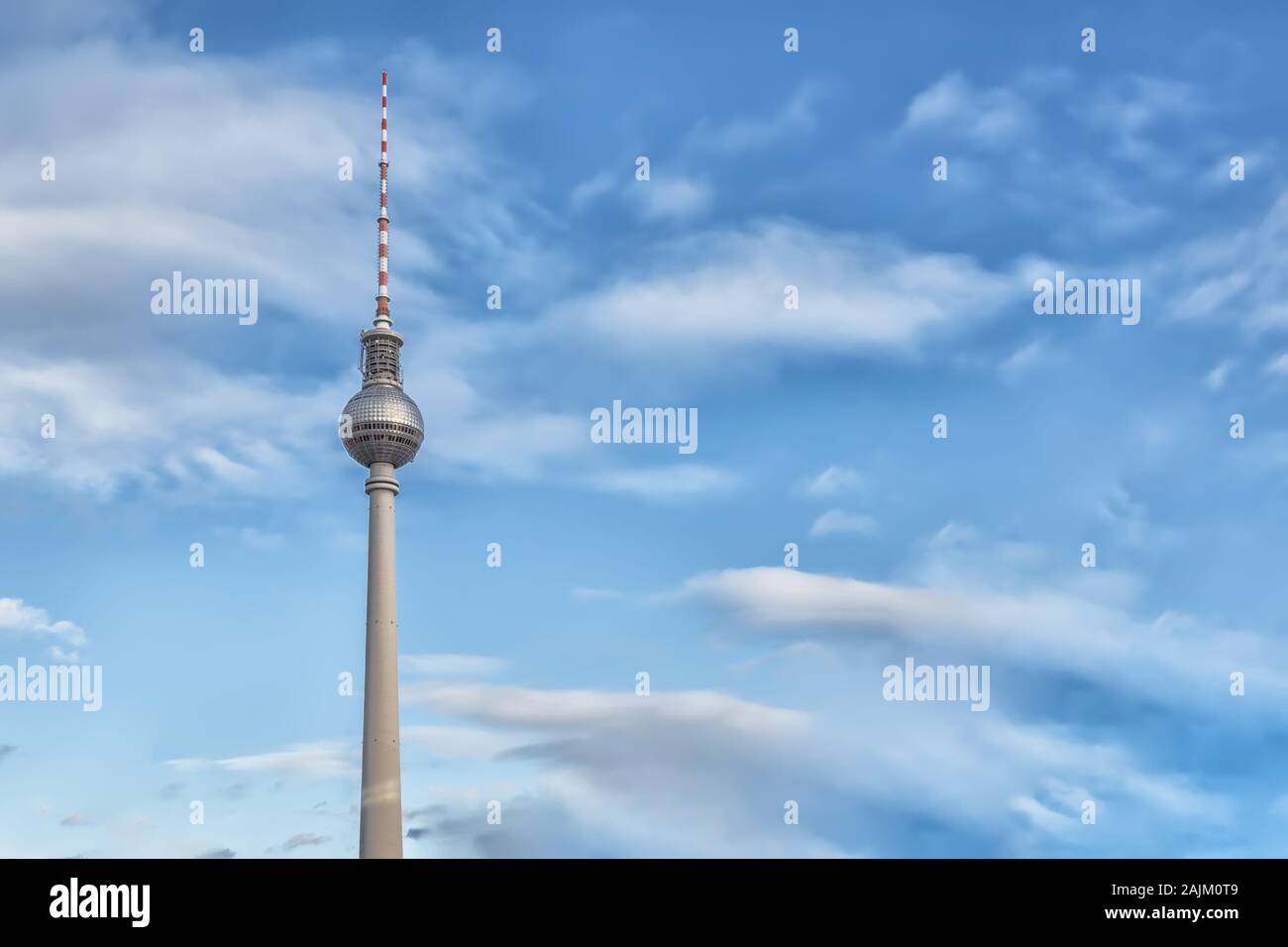 Der Fernsehturm in bewölkten Himmel auf dem Alexanderplatz in Berlin Stockfoto