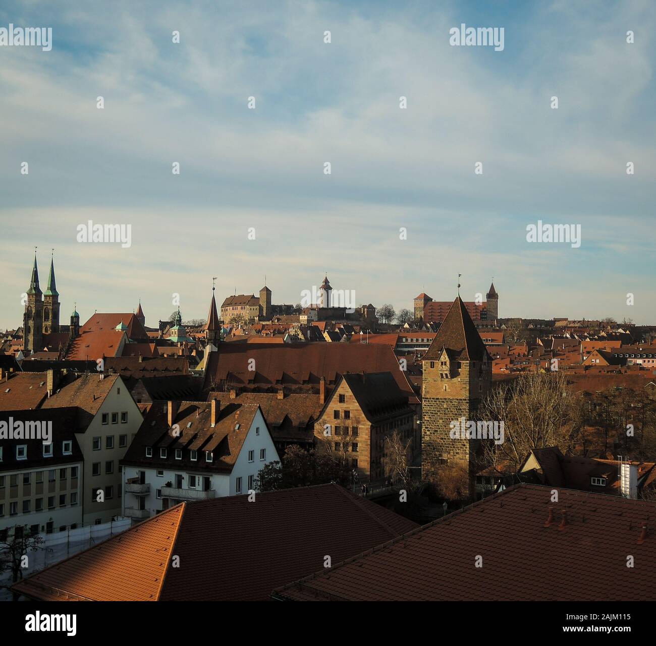 Luftaufnahme der Stadt Nürnberg mit Dächer und das mittelalterliche Burg Türme und Kirchen. Klassische deutsche Architektur. Nachmittag geschossen mit Copyspace Stockfoto