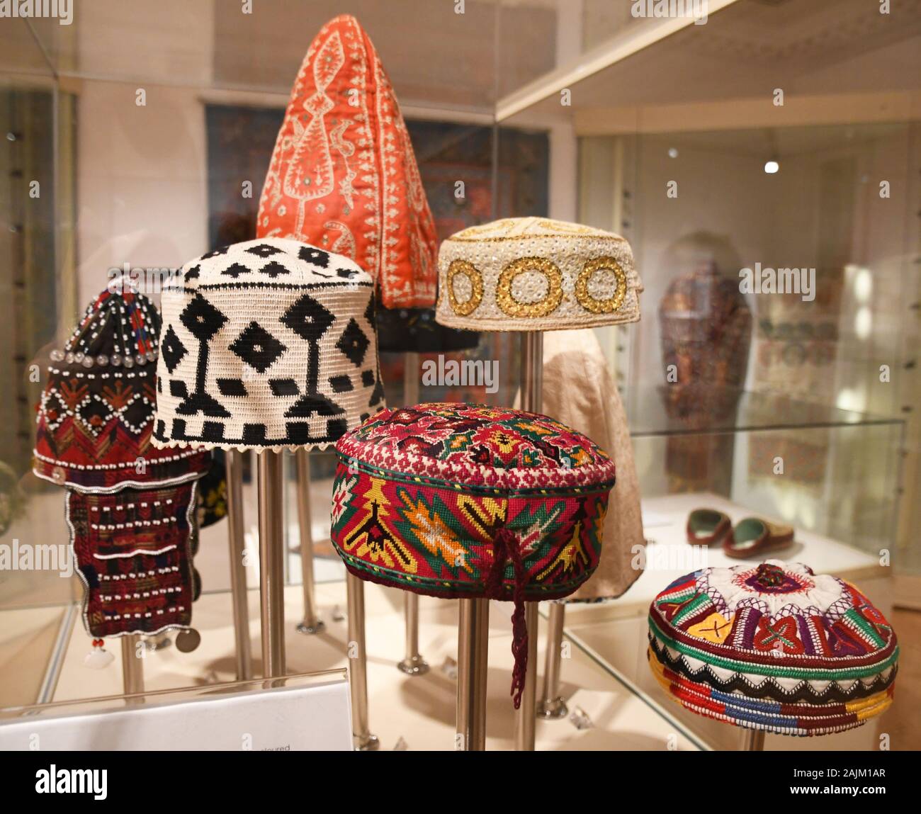 Ethnische Hüte in einer Stickerei Ausstellung, Bucks County Museum, Aylesbury, Buckinghamshire, Großbritannien Stockfoto