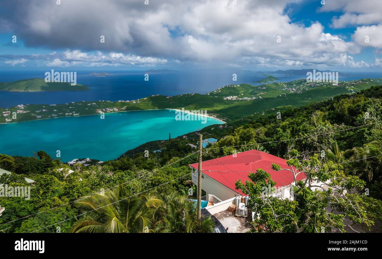 Berglandschaft mit Magens Bay Beach, Saint Thomas, USVI Stockfoto