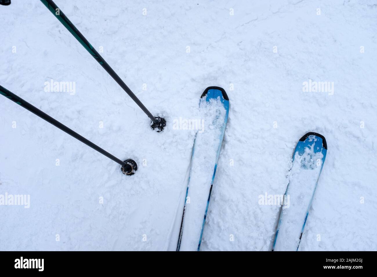 Skier und Stöcke auf Skipiste Stockfoto