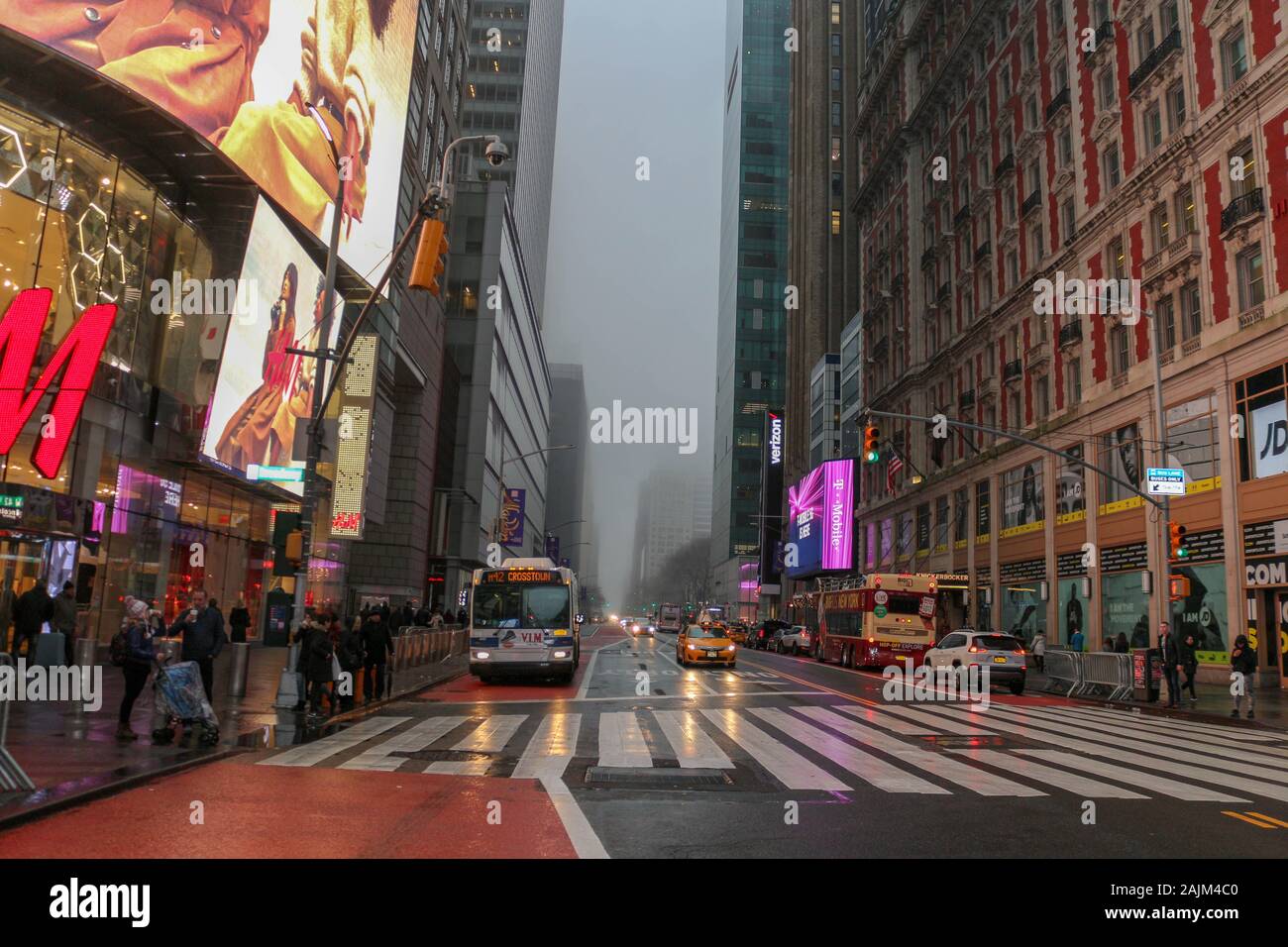 New York, NEW YORK - Januar 05, 2020: Times Square ist in dichtem Nebel eingehüllt in New York City. Stockfoto