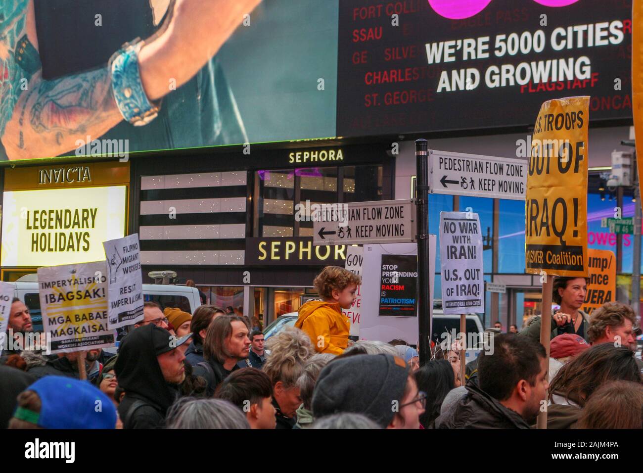 New York, NEW YORK - Januar 04, 2020: Hunderte von Menschen auf dem Times Square in New York City versammelt, Krieg gegen den Iran und Irak am 4. Januar 2020 zu protestieren. Stockfoto