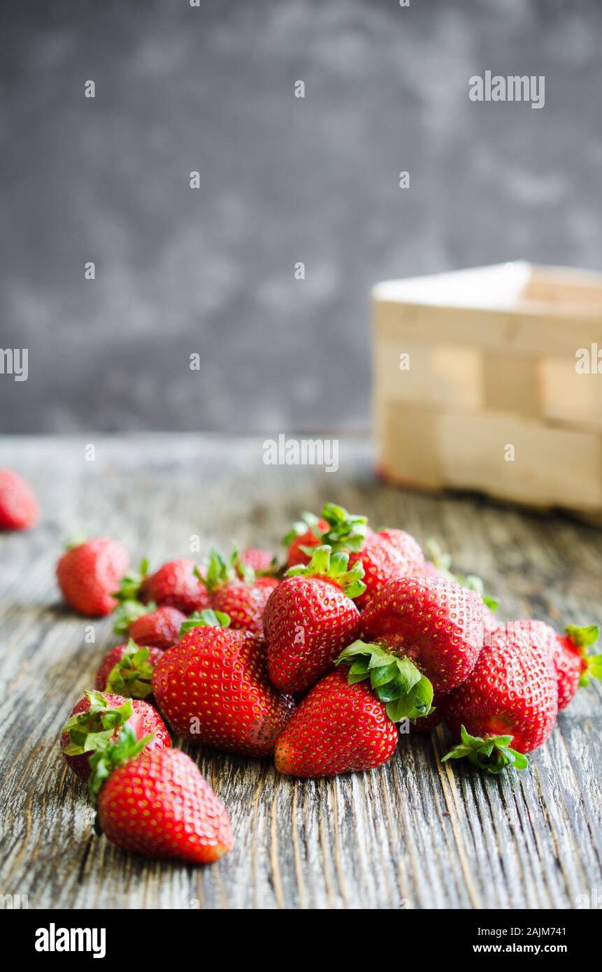 Frische reife Erdbeeren auf einer hölzernen Hintergrund. Organische saftige Beeren. Ansicht von oben. Kopieren Sie Platz für Ihren Text. Stockfoto