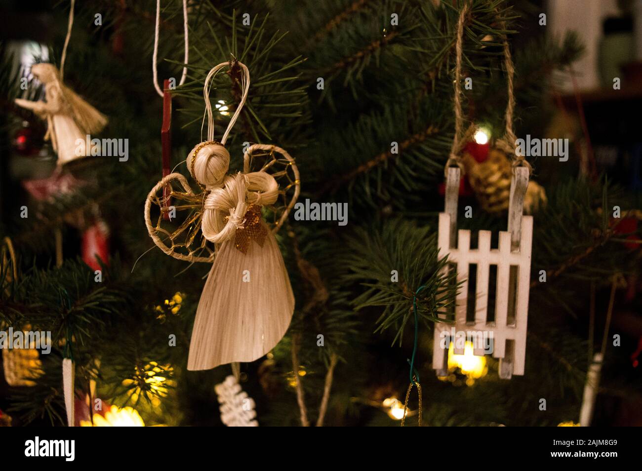 weihnachtsdekoration an einem Baum Stockfoto