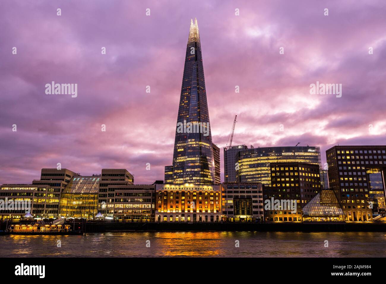 Der Shard, oder die Glasscherbe, bei Sonnenuntergang, bei Dämmerung, goldene Stunde ist ein 95-stöckiges Hochhaus, supertall Skyline von London Southwark, London England Großbritannien Stockfoto