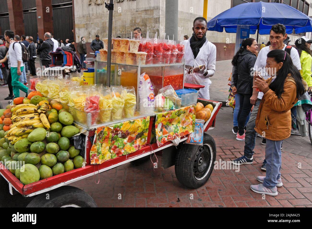Straßenhändler verkaufen frisches Obst aus dem Korb auf der Plaza de Bolivar (Bolivar Square) in La Candelaria Stadtteil von Bogota, Kolumbien Stockfoto