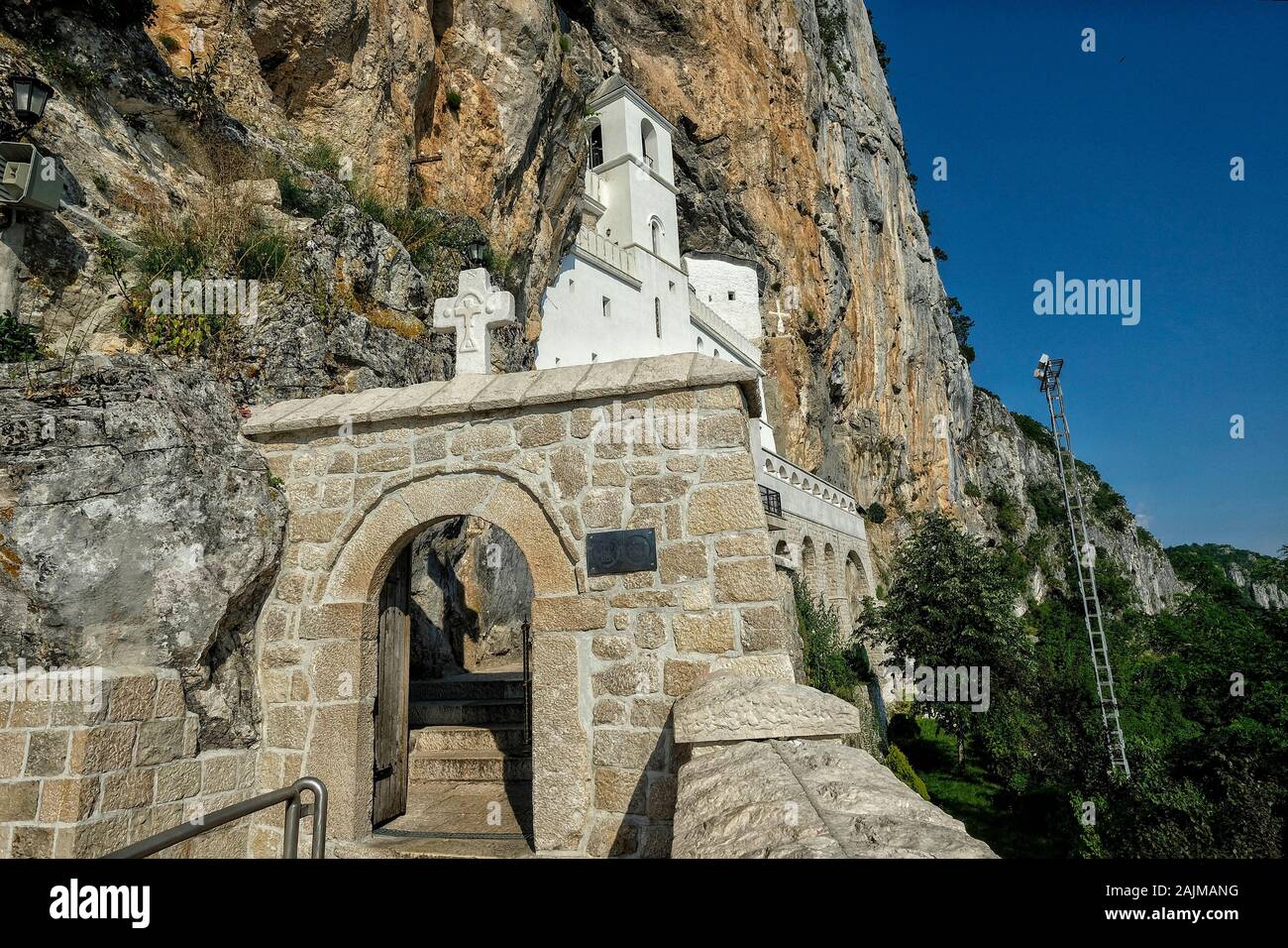 Kloster Ostrog ist ein Kloster der Serbisch-orthodoxen Kirche, das gegen einen fast senkrechten Felsen von Ostroska Greda, Montenegro, gestellt wird. Stockfoto