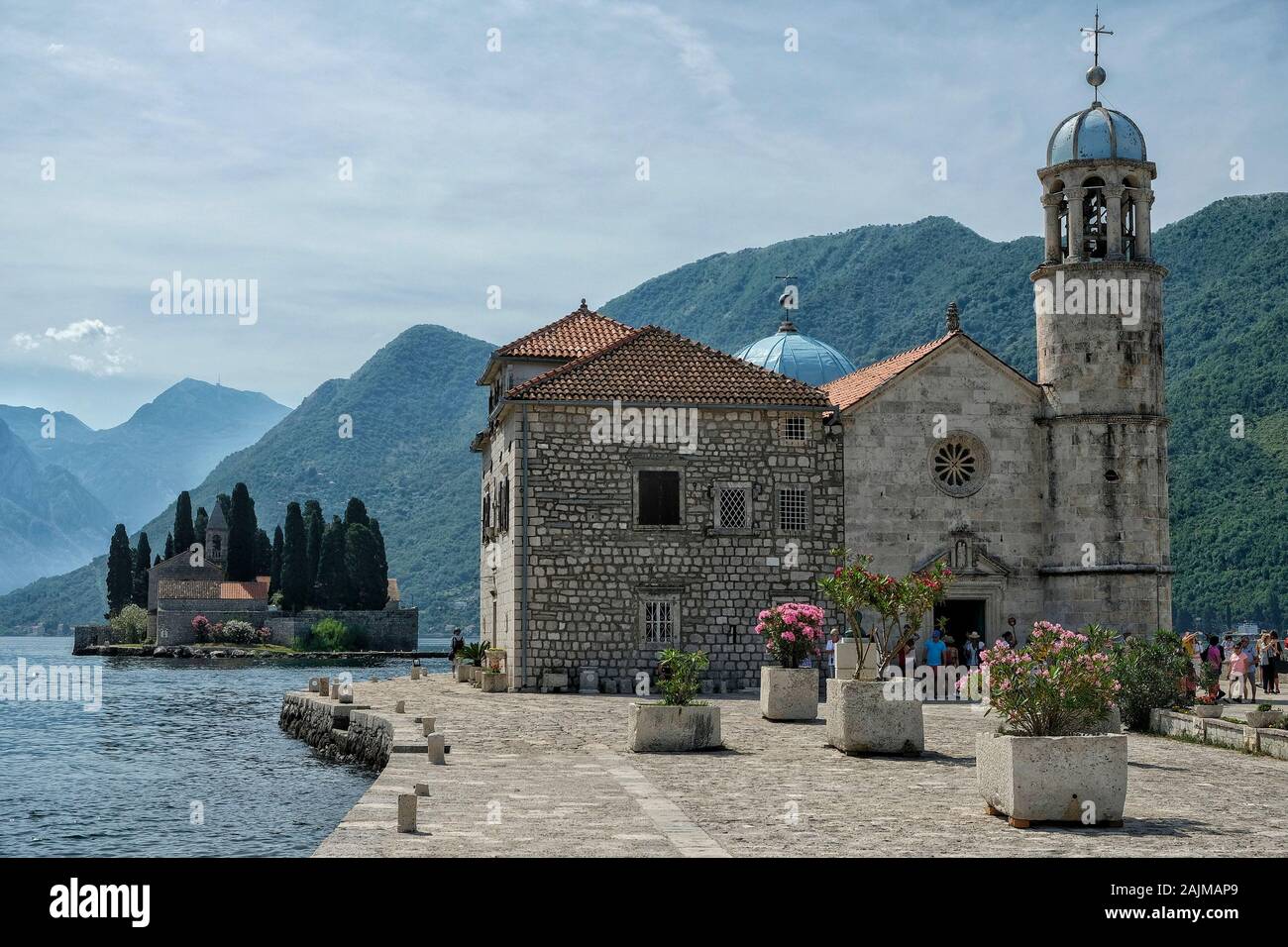 Perast, Montenegro - Juni 2019: Touristen in Der Our Lady of the Rocks Kirche auf einer Insel in der Bucht von Kotor am 21. Juni 2019 in Perast, Montenegro. Stockfoto