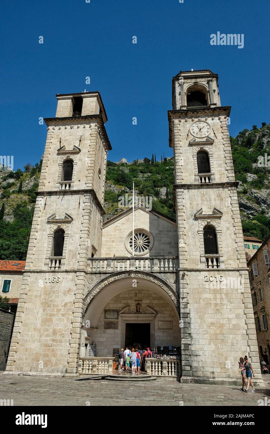 Kotor, Montenegro - Juni 2019: Touristen besuchen die St. Tryphons Kathedrale von Kotor am 21. Juni 2019 in Kotor, Montenegro. Stockfoto