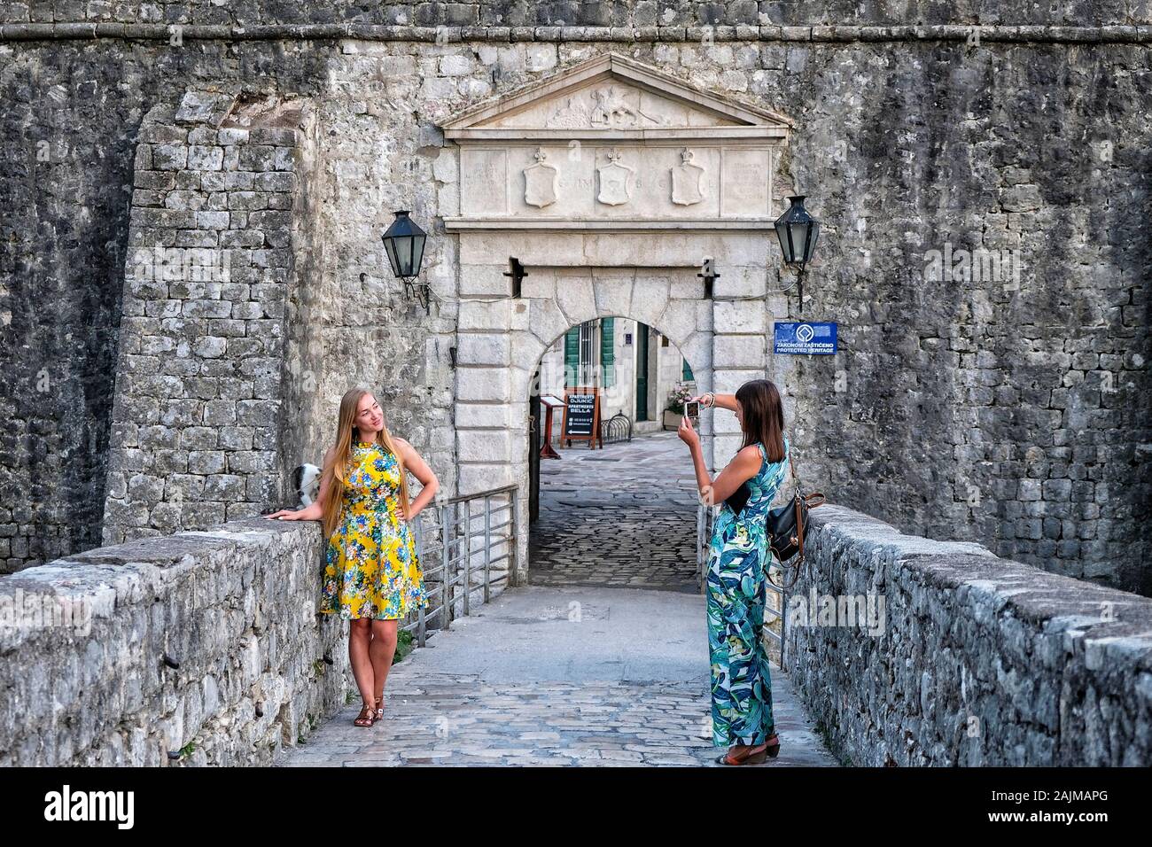 Kotor, Montenegro - Juni 2019: Touristen befinden sich am 21. Juni 2019 in Montenegro auf Ruinen der Festung St. Johannes von Kotor. Stockfoto
