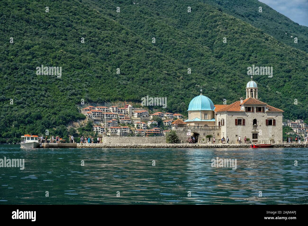 Perast, Montenegro - Juni 2019: Touristen in Der Our Lady of the Rocks Kirche auf einer Insel in der Bucht von Kotor am 21. Juni 2019 in Perast, Montenegro. Stockfoto