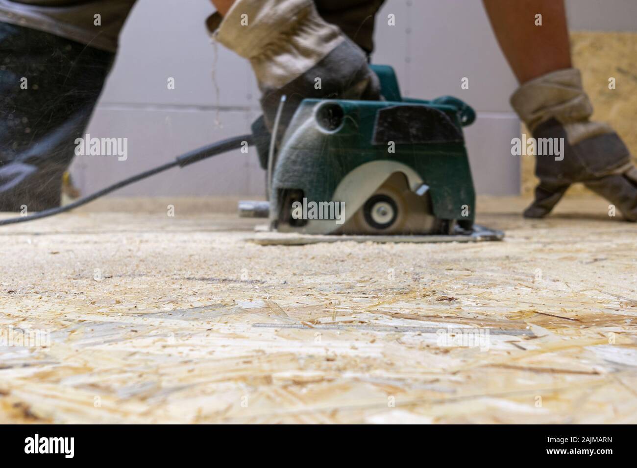 Close-up manual Rundschreiben die Motorsäge in den Händen eines Arbeitnehmers in einer eigenen Werkstatt. Stockfoto