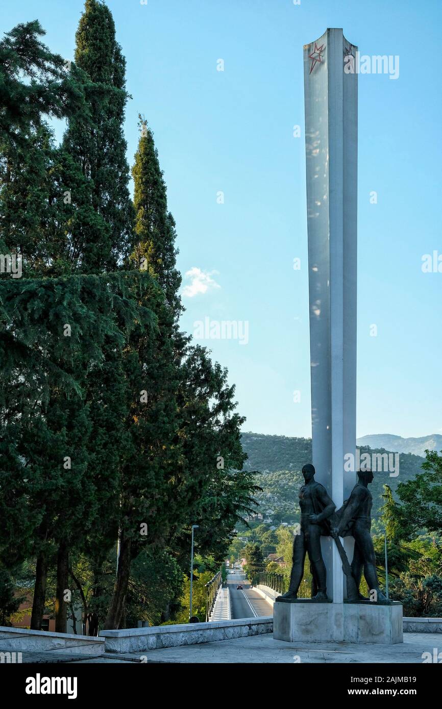 Danilowgrad, Montenegro - Juni 2019: Denkmal für alle gefallenen Kämpfer und Kriegsopfer in der Gemeinde Danilowgrad am 26. Juni 2019. Stockfoto