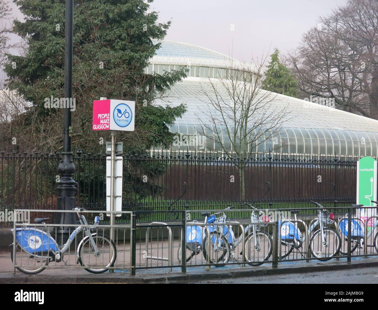Glasgow's nextbike Schema: Einer der elektrischen Stationen für die Vermietung von e-bikes ist nur außerhalb der Botanischen Gärten in der Queen Margaret Drive entfernt. Stockfoto