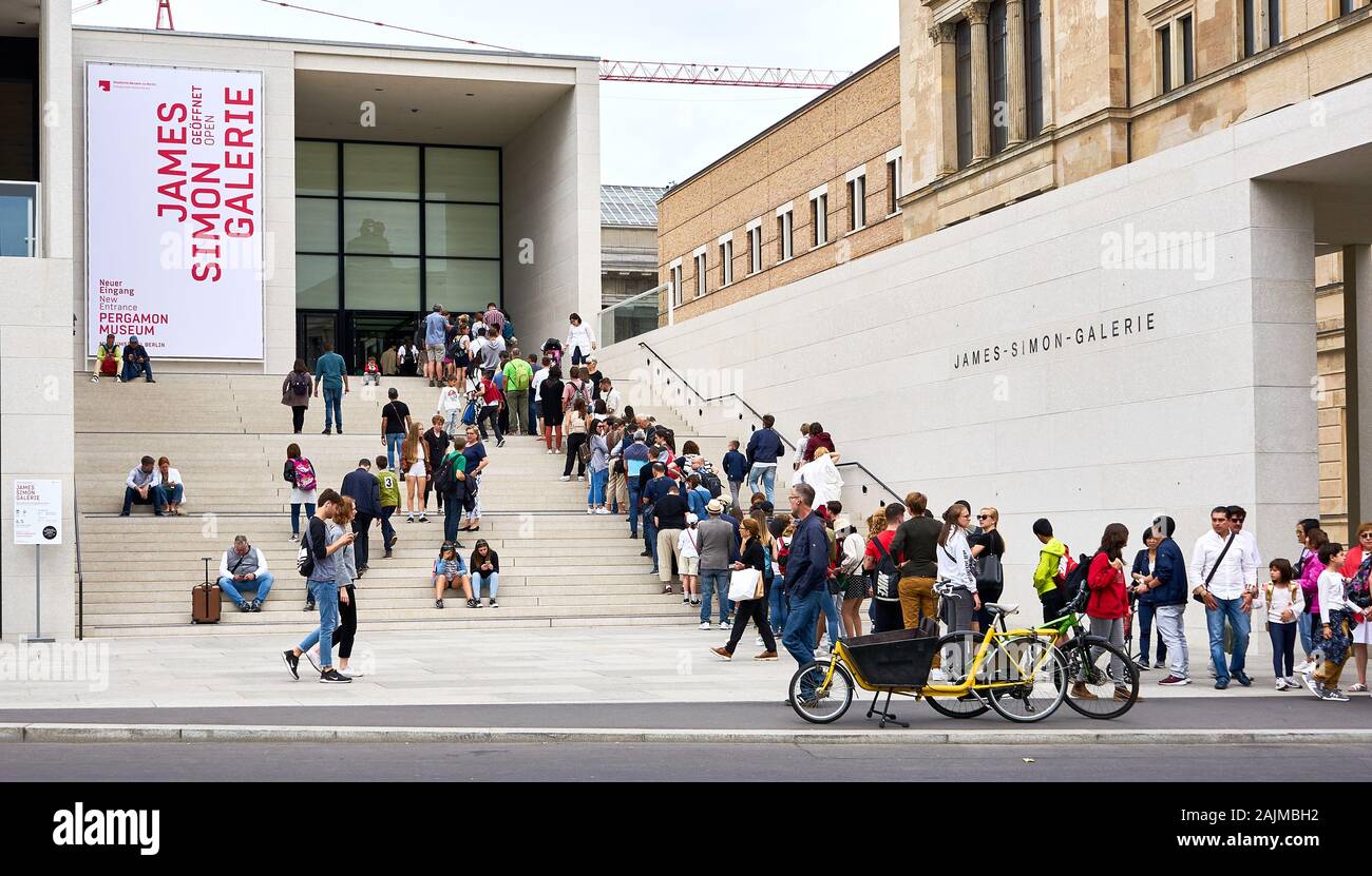 Lange Linie der Kunstliebhaber bildet sich außerhalb der James-Simon-Galerie nach einer millionenteuren Renovierung in der Innenstadt von Berlin. Stockfoto