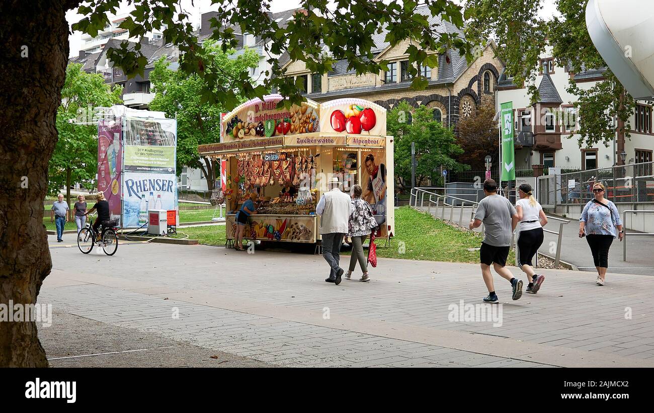 Candid shot von Menschen genießen einen schönen Sommer Tag mit einem Spaziergang entlang der Rheinpromenade in der Innenstadt von Koblenz bei einem Feuerwerk Festival. Stockfoto