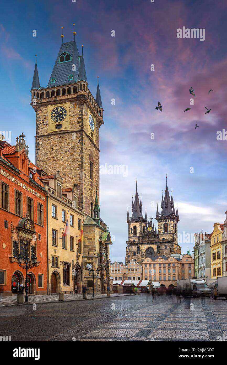 Prag, Tschechische Republik - der Altstädter Ring mit dem Alten Rathaus mit der astronomischen Uhr Turm und Kirche der Muttergottes vor dem Teyn auf einem DEZE Stockfoto