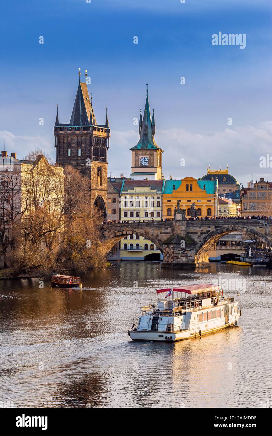 Prag, Tschechische Republik - schönen goldenen Sonnenuntergang und blauen Himmel bei der weltberühmten Karlsbrücke (Karluv most) und der Altstadt Wasser Turm auf einem Winter af Stockfoto