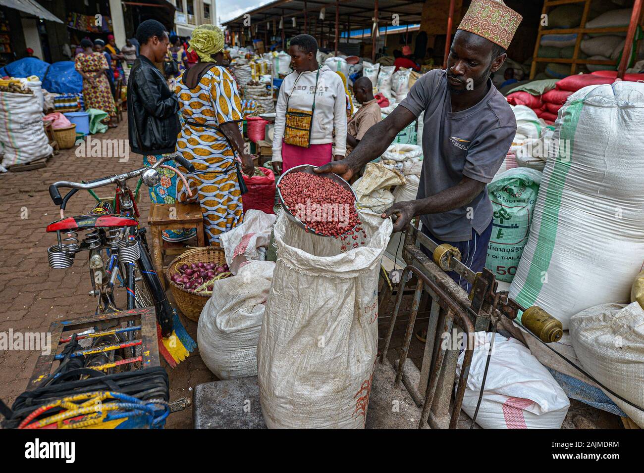 Huye, Ruanda - September 2019: Menschen kaufen und verkaufen in Huye Markt am September 16, 2019 in Huye, Ruanda. Stockfoto