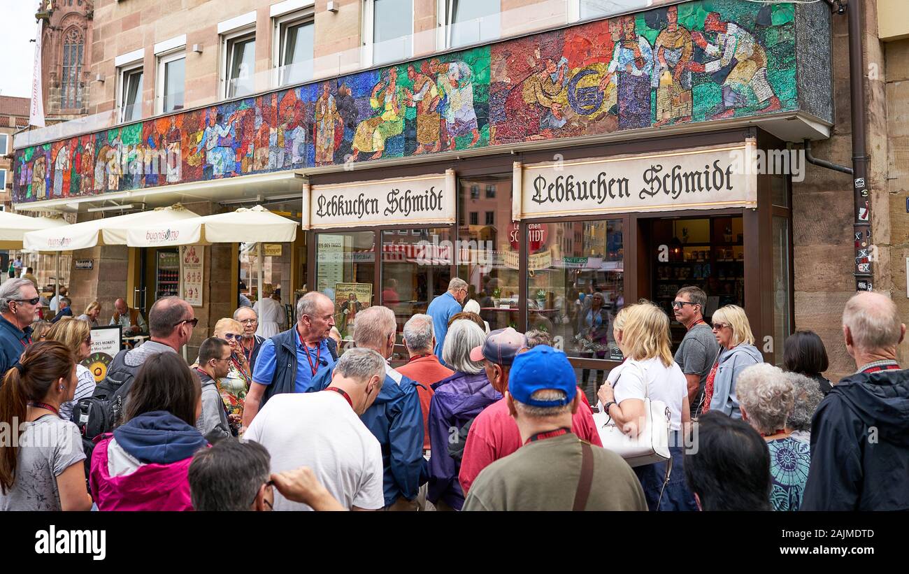 Angeblich das älteste Lebkuchen Store in Nürnberg ist mit Touristen, in den alten Marktplatz voll. Stockfoto