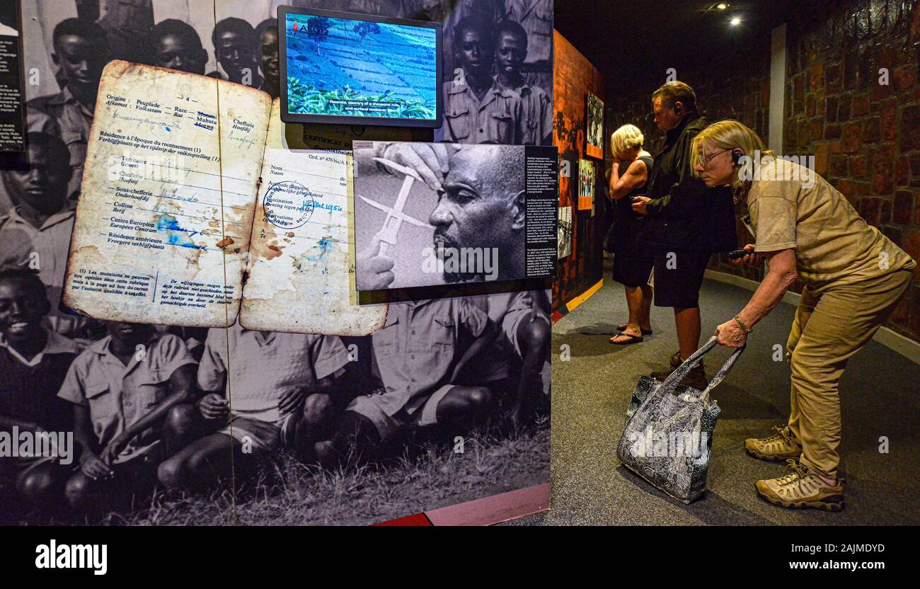 Kigali, Ruanda - September 2019: Touristen, die in der Nationalen Gedenkstätte für die Opfer des Völkermords am 25. September 2019 in Kigali, Ruanda. Stockfoto