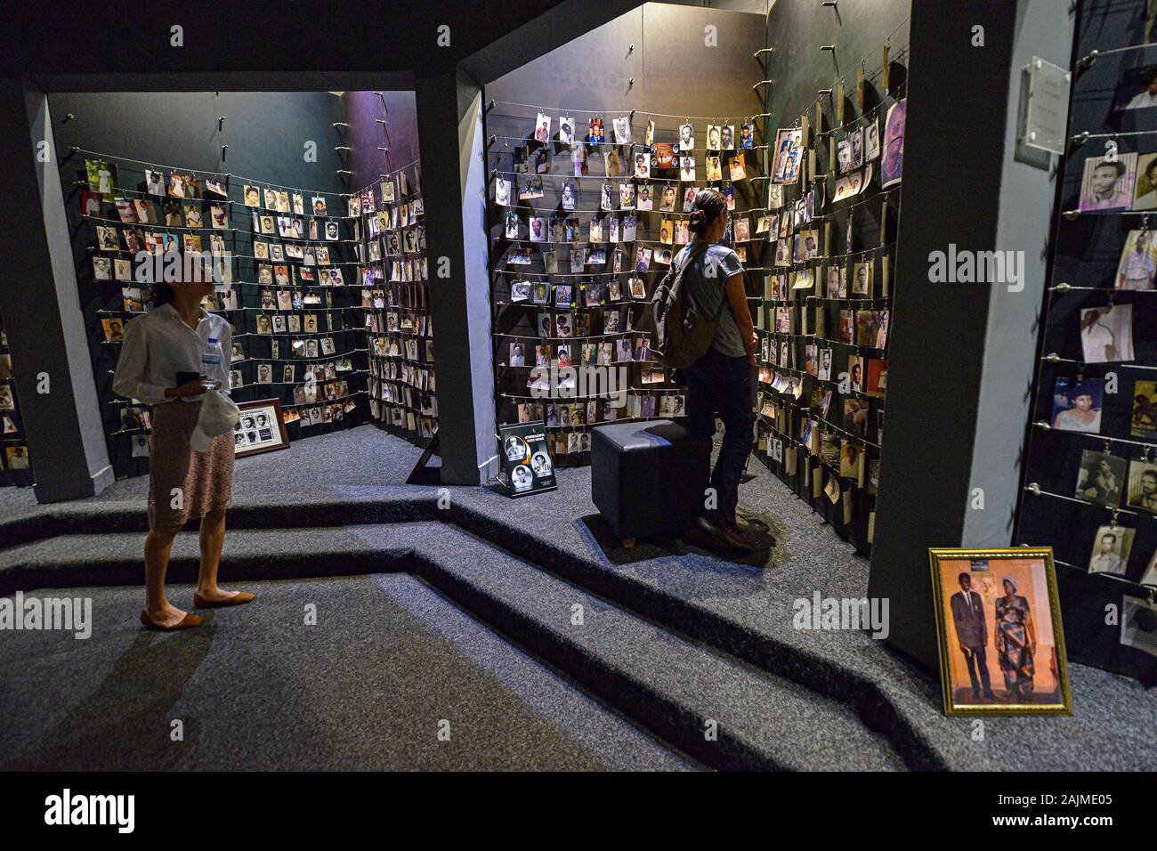 Kigali, Ruanda - September 2019: Touristen, die in der Nationalen Gedenkstätte für die Opfer des Völkermords am 25. September 2019 in Kigali, Ruanda. Stockfoto
