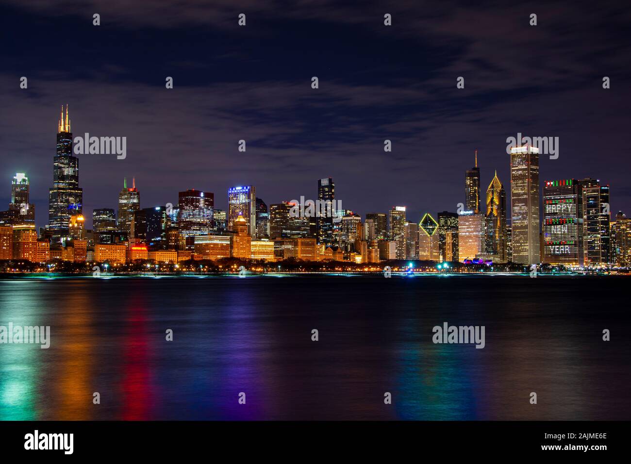 Chicago, Illinois, Vereinigte Staaten - 01 Januar 2020: Gutes neues Jahr wünschen auf Blue Cross Blue Shield Tower in Chicago über die Gebäude in Stockfoto