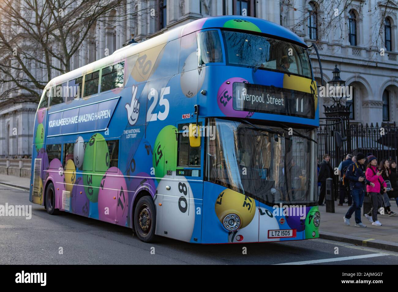 Nationaler Lotteriebus, Werbung. Westminster, London, Großbritannien Stockfoto