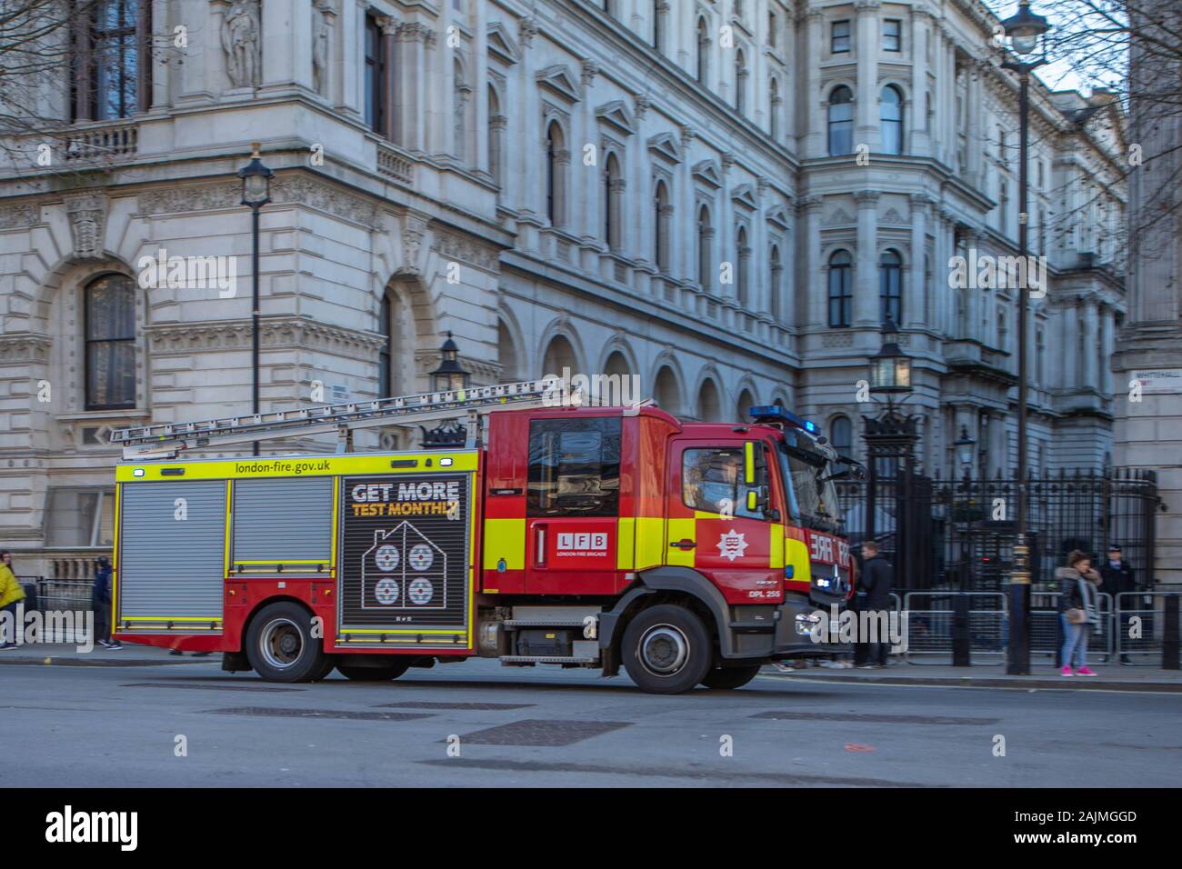 Feuerwehr-Feuerwehrmotor in London passiert Downing Street, Westminster. Stockfoto