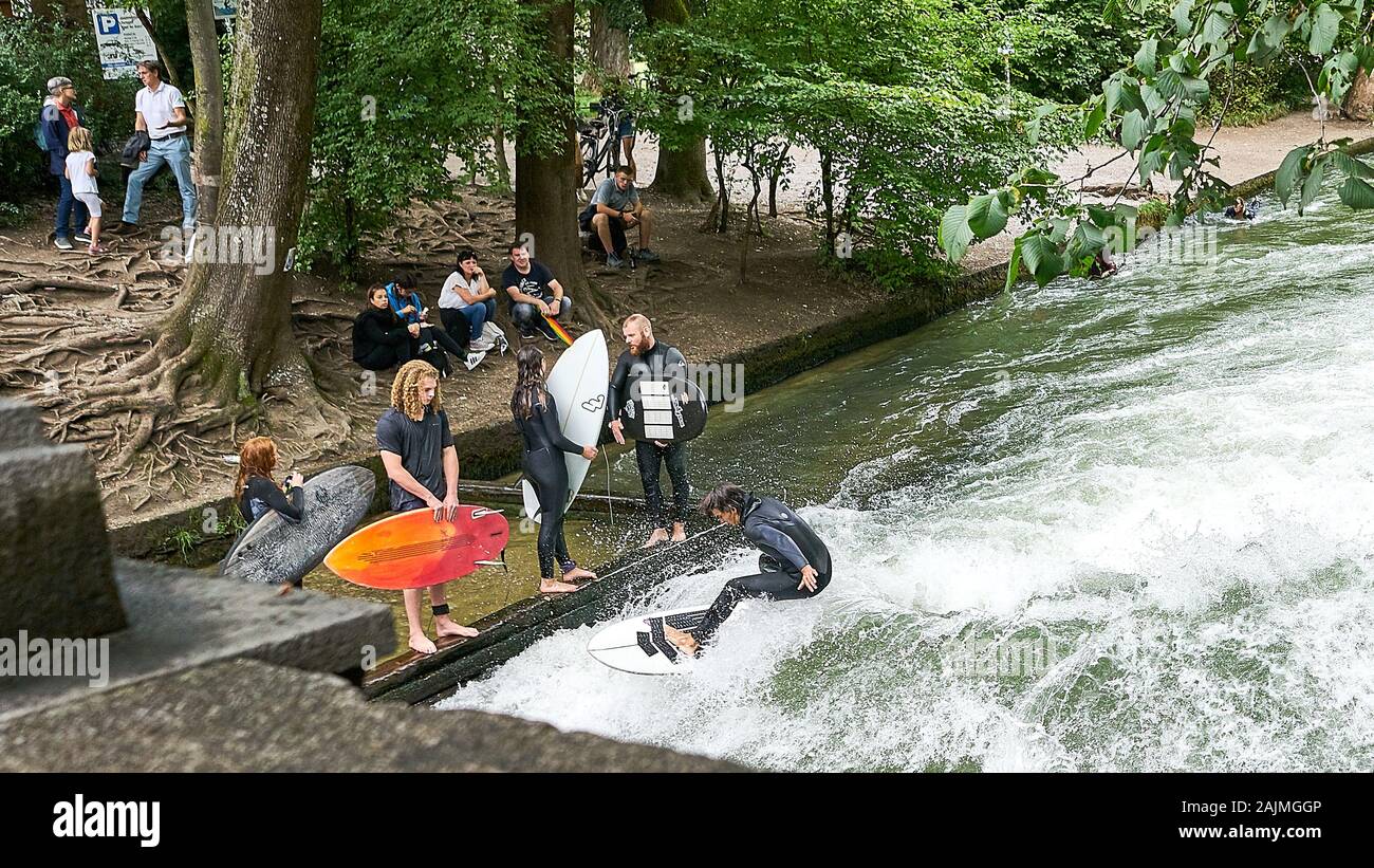 Action Shot der männlichen Stadt surfer Tücher fast am Ufer in dieser einzigartigen Lage auf der ganzen Welt berühmt für städtische Surfer, genannt Eisbachwelle. Stockfoto