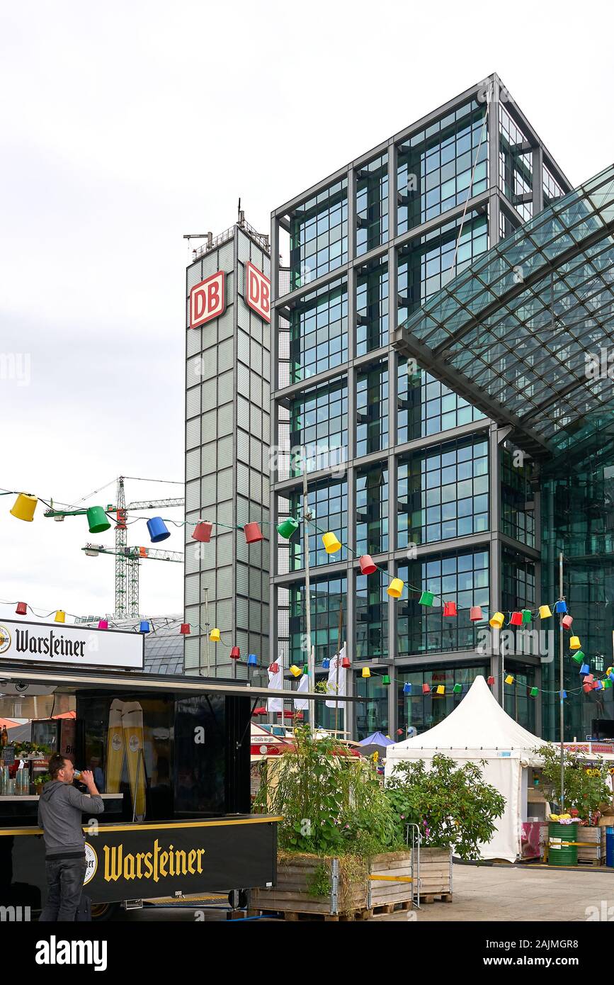 Tragbare Bier kiosk außerhalb des ultra-modernen Fassade der Hauptbahnhof in Berlin, Deutschland. Stockfoto