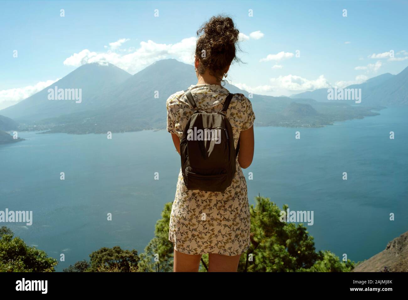 Frauen von hinten am malerischen Blick auf den Atitlán-See, Guatemala. Dec 2018 Stockfoto