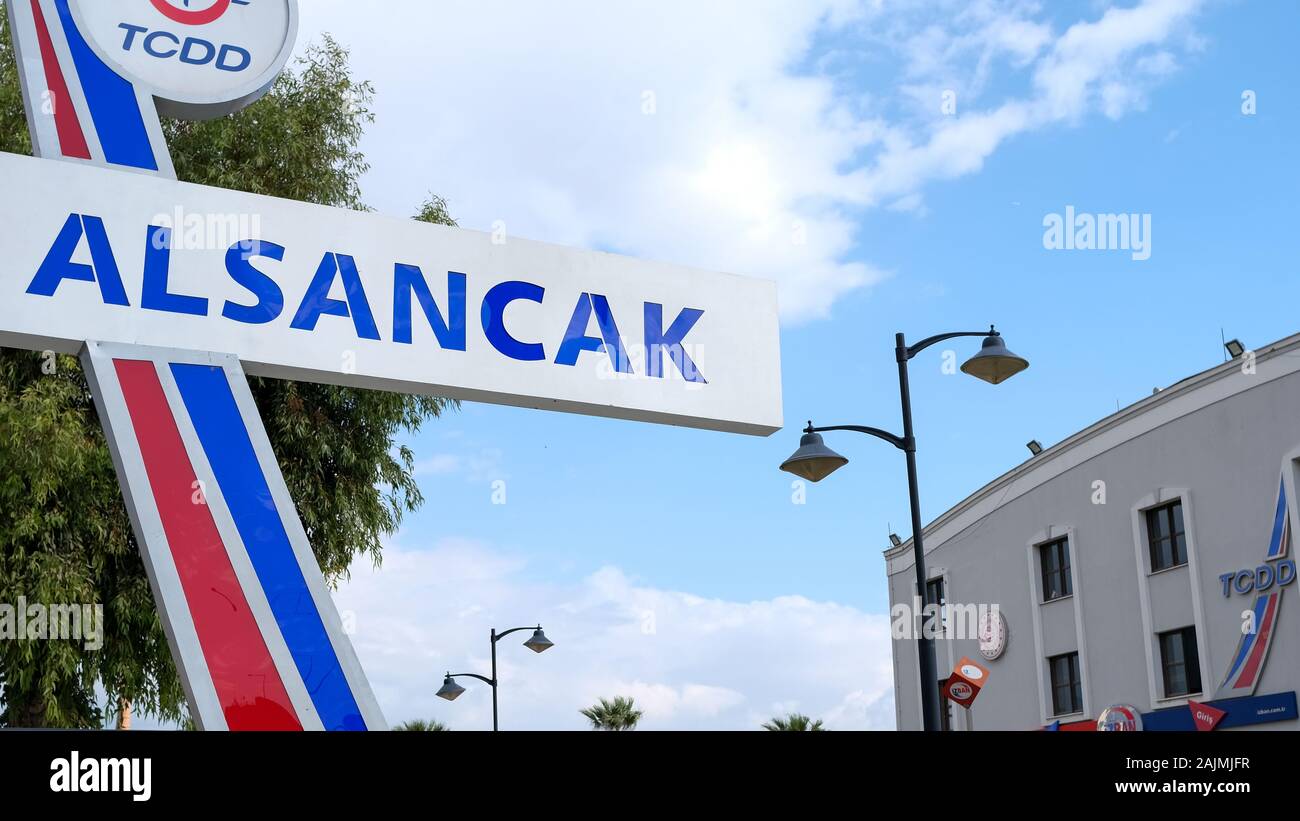 Alsancak- Izmir/Türkei - 08.10.2019: Blick auf den Bahnhof Alsancak.Alsancak ist das Herz der touristischen Erfahrung für viele Besucher in Izmir. Stockfoto