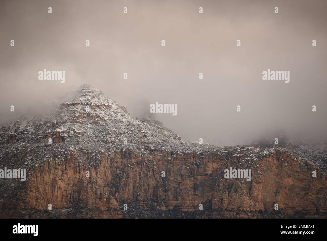 Sedona Berg im Nebel Stockfoto