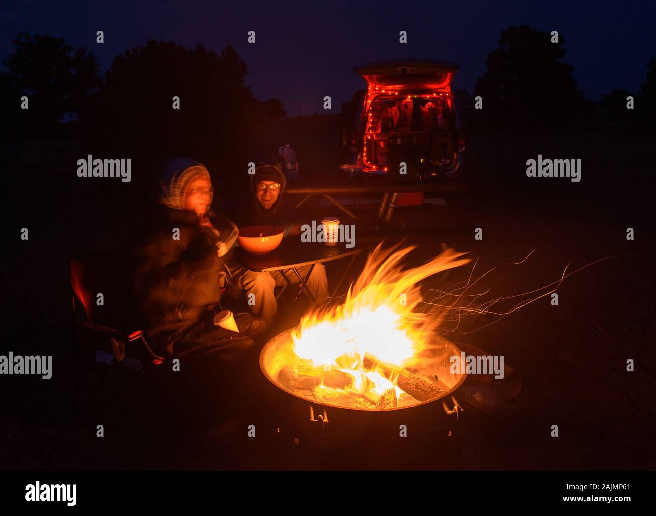 Camper warm up durch Feuer der BLM Horsethief Campground in der Nähe von Moab und Canyonlands National Park. Stockfoto