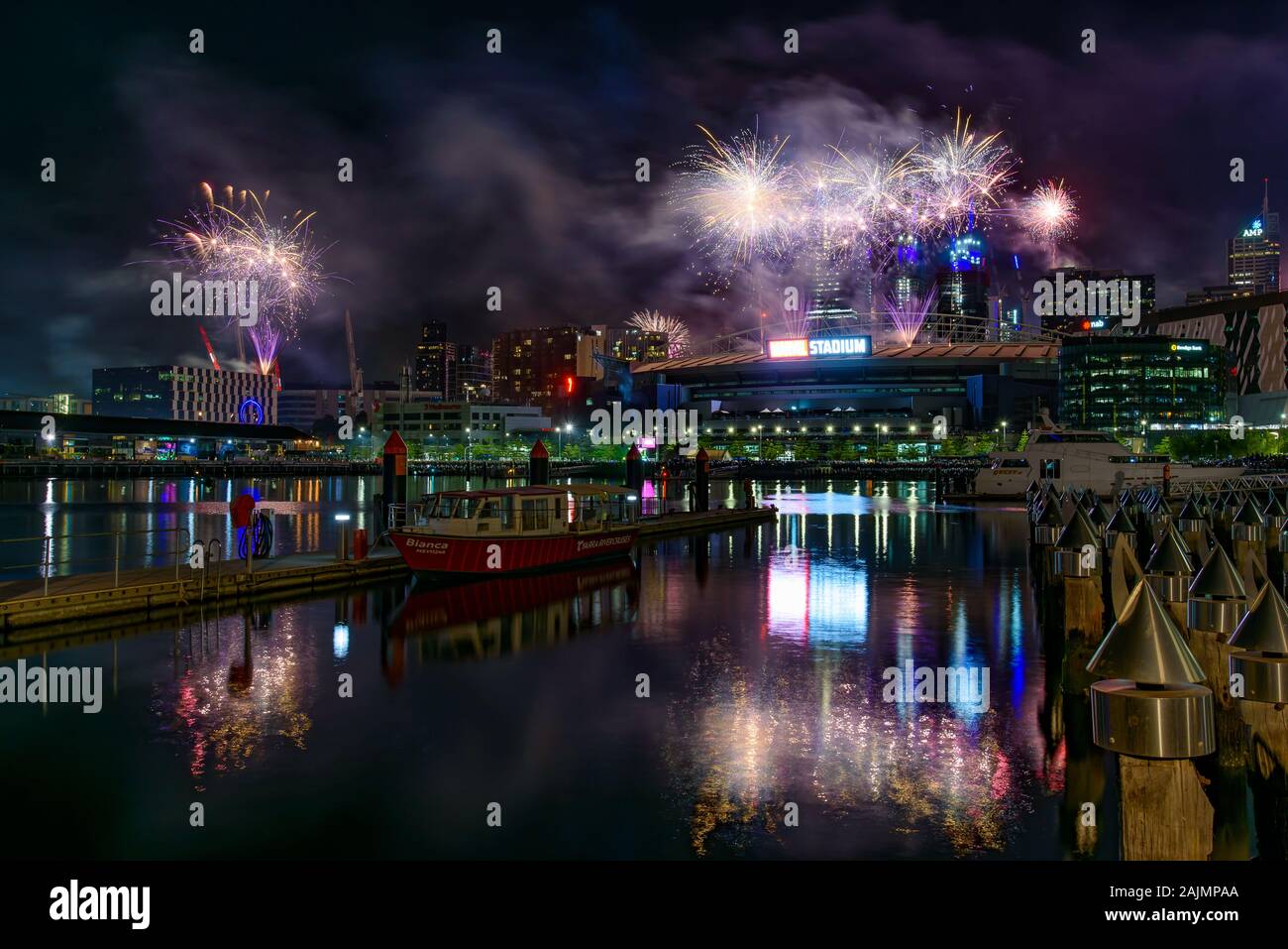 Silvester Feuerwerk für 2020 an der Docklands, Melbourne, Australien Stockfoto