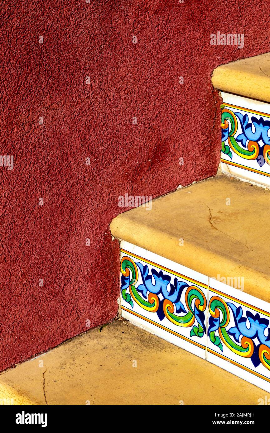 Bunte Architektur Detail, Nahaufnahme der Treppe mit bunten Fliesen in Wohnanlage Gènova in der Nähe von Palma, Mallorca, Spanien Stockfoto