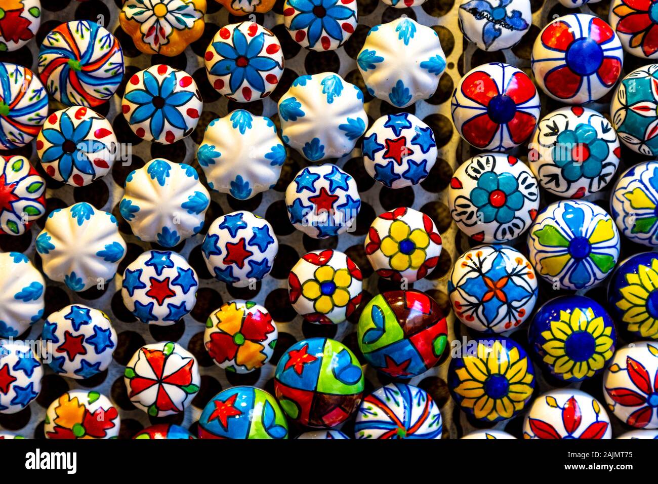 Eine Auswahl an farbenfrohen Möbelknöpfe an einem Souvenir shop in Palma, Mallorca, Spanien Stockfoto