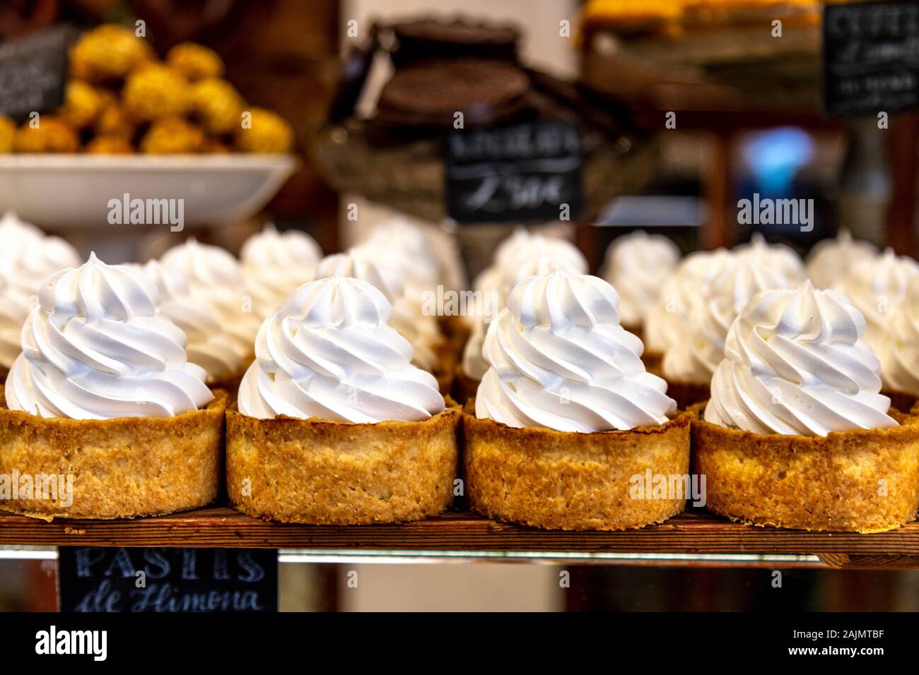 Gebäck im berühmten modernistischen Bäckerei "Forn des Teatre in Palma, Mallorca, Spanien Stockfoto