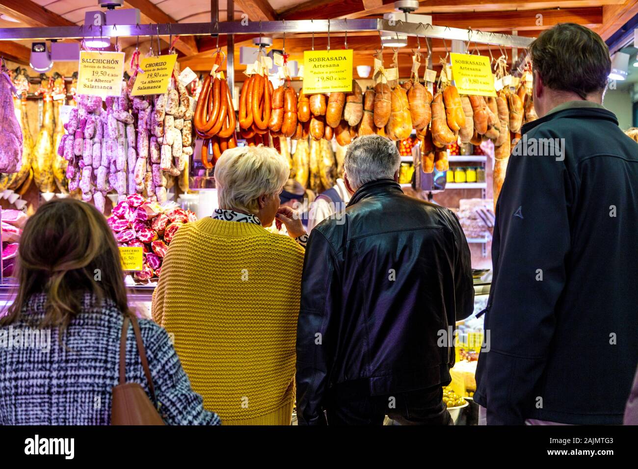 Menschen einkaufen in den Wurstwaren Mercat de l'Olivar, Palma, Mallorca, Spanien Abschaltdruck Stockfoto