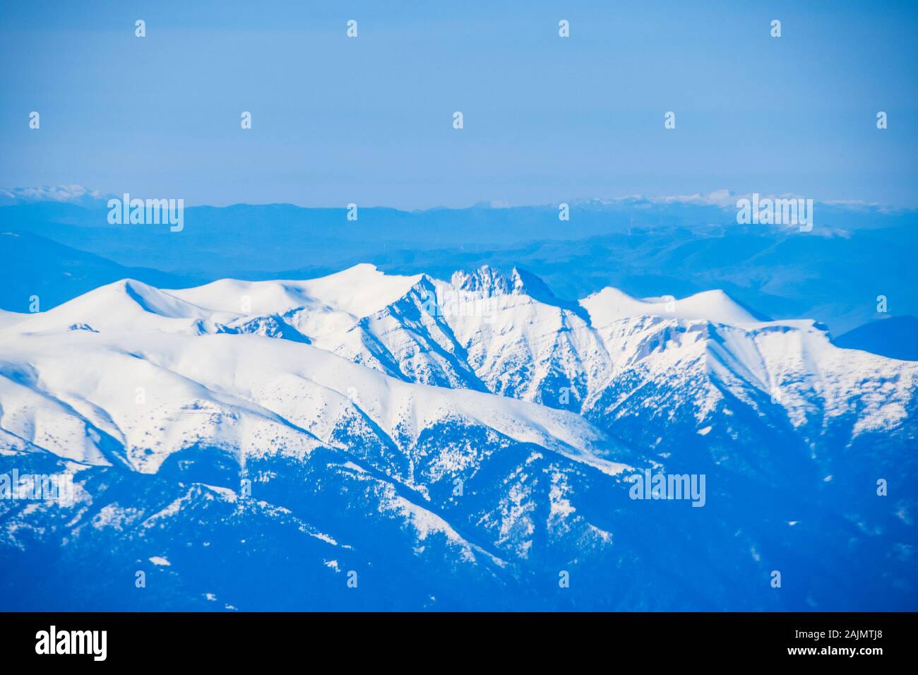 Die Großartigkeit des Olymp. Antenne Panoramablick auf den höchsten Berg in Griechenland während der Winterperiode. Stockfoto