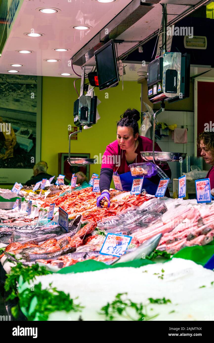 Händler für Fisch und Meeresfrüchte, der Waren bei Mercat de l'Olivar, Palma, Mallorca, Spanien organisiert Stockfoto