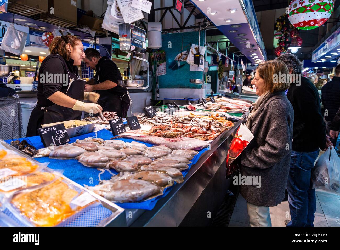 Leute auf dem Fischmarkt in Mercat de l'Olivar, Palma, Mallorca, Spanien Stockfoto