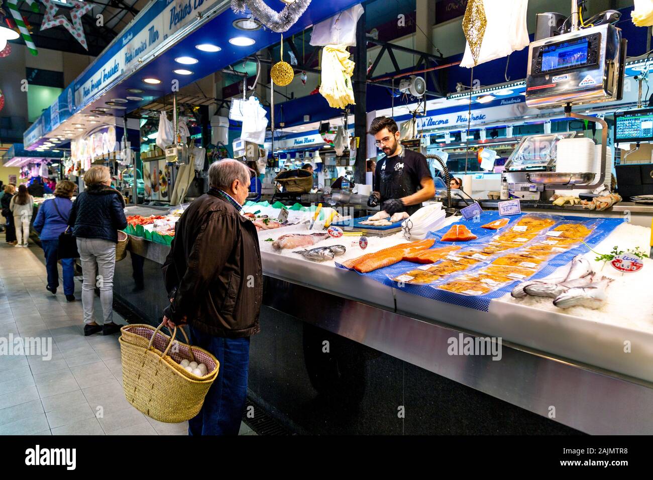 Ältere Mann hält einen Korb, Shopping in ein Fisch im Mercat de l'Olivar, Palma, Mallorca, Spanien Abschaltdruck Stockfoto