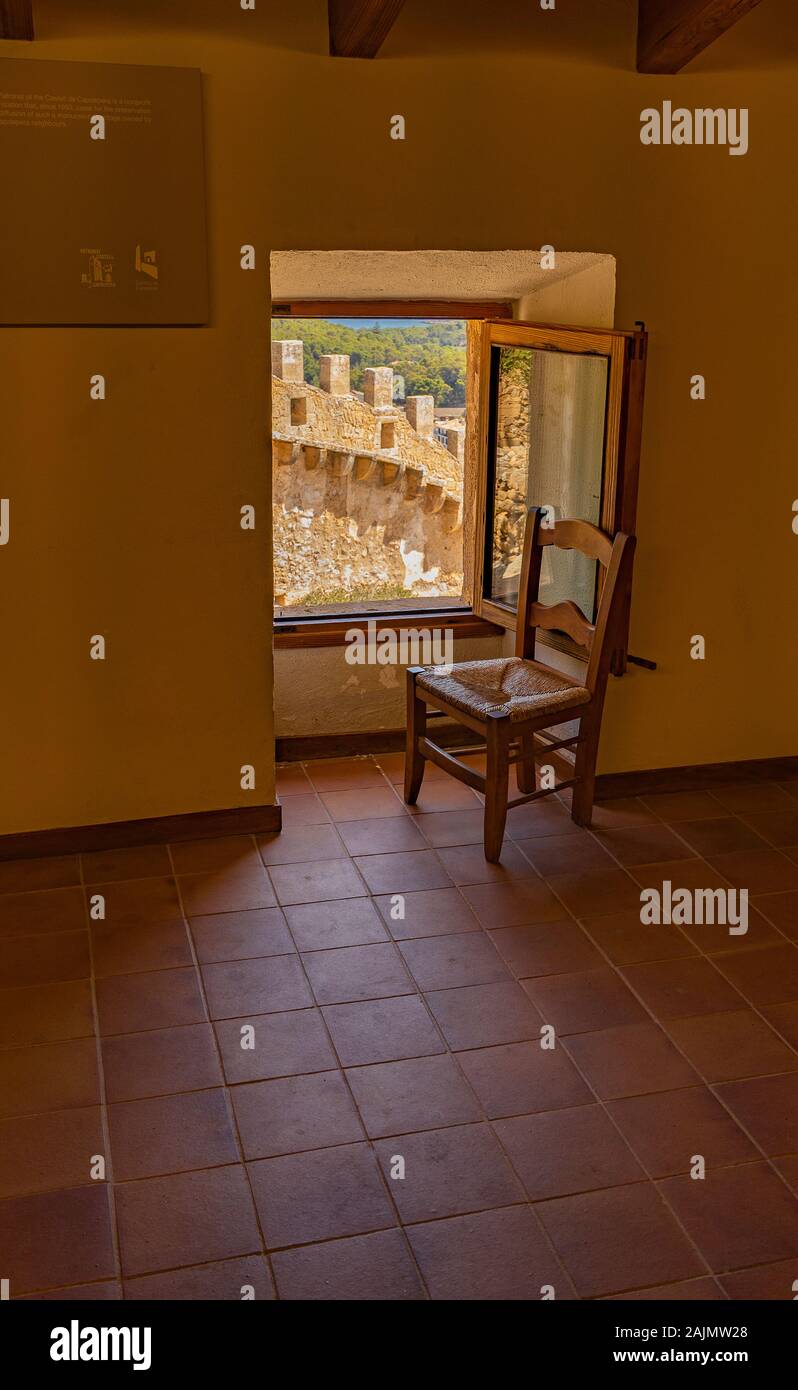 Alten hölzernen Stuhl vor der geöffneten Fenster Stockfoto