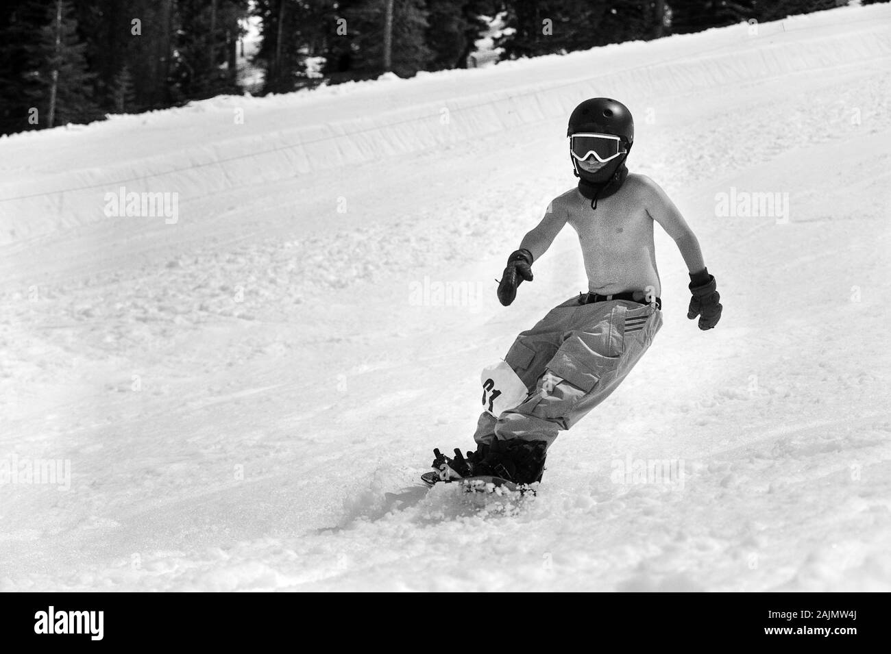 Teenager Snowboarder auf der Piste in Lake Tahoe Stockfoto