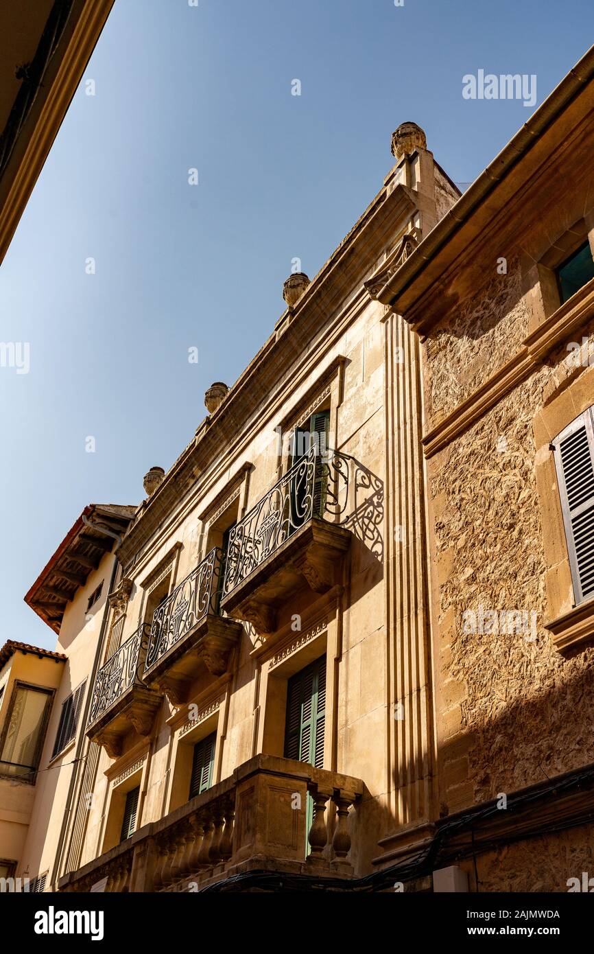 Blick auf die alten gepflasterten Straßen von Pollenca Stockfoto